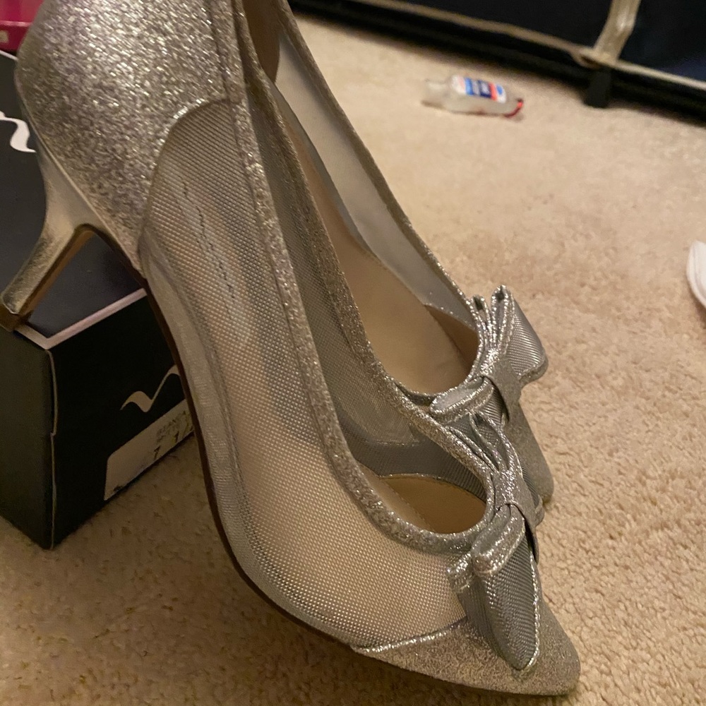 Glittery silver kitten heeled dress pump. - Picture 5 of 7